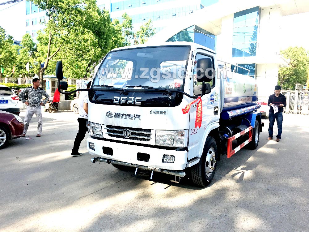 到湖北程力集團(tuán)訂購(gòu)灑水車(chē)，現(xiàn)貨供應(yīng)隨時(shí)出發(fā)