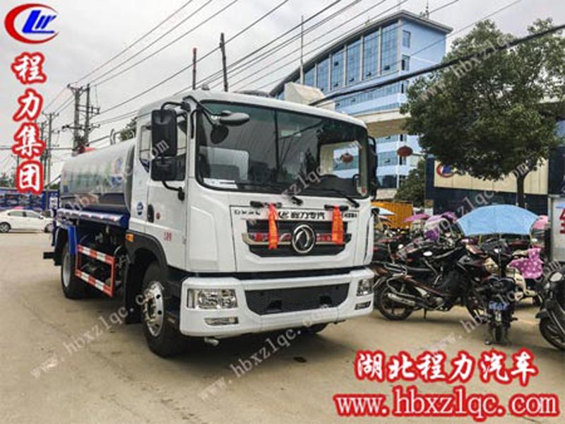 東風(fēng)D9噴霧車整裝完畢，奔赴“戰(zhàn)場”