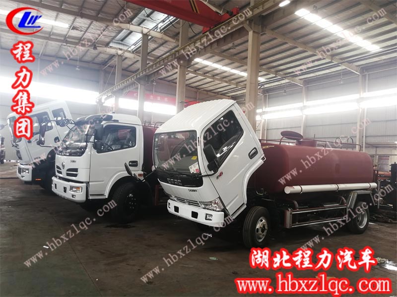 程力專用汽車股份有限公司灑水車披上華麗外衣，榮登閃亮舞臺