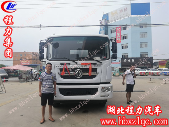 湖南岳陽宋總喜提程力集團12方東風(fēng)多利卡D9灑水車一臺！