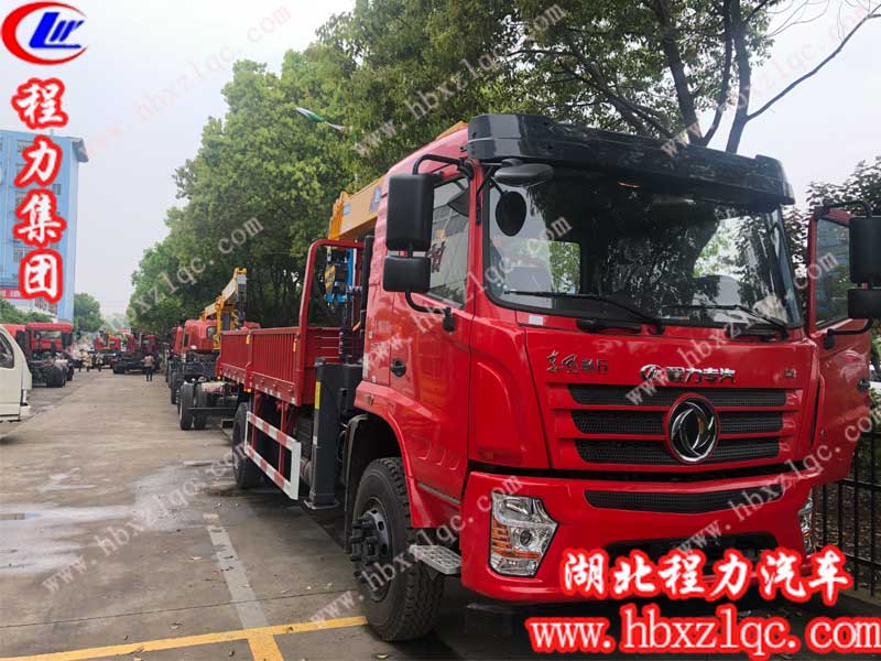 東風(fēng)暢行隨車吊已經(jīng)完工，停在車間門口