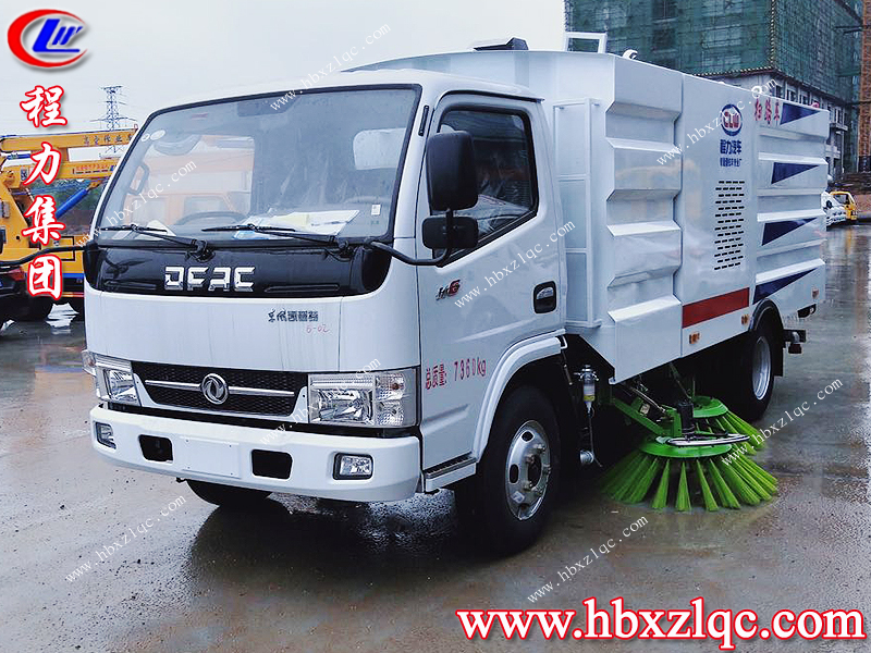 程力集團(tuán)，又一臺(tái)東風(fēng)多利卡功能掃路車開往河北路上
