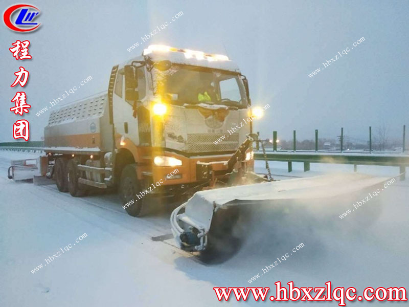 還在使用人工除雪鏟嗎？大雪紛飛的北方已經(jīng)用上湖北程力集團的最新除雪車