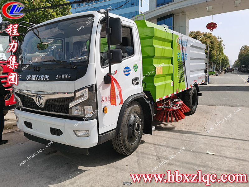程力集團東風福瑞卡掃路車，北京客戶到廠自提車并學習操作方法
