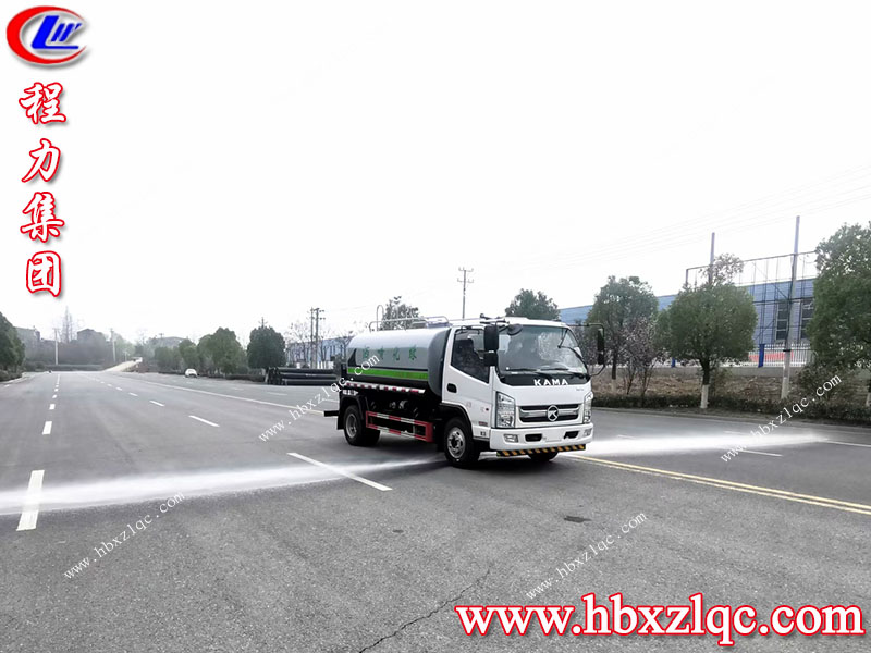 清明煙雨細(xì)——湖北程力凱馬6方灑水車風(fēng)雨不誤，在線試車。