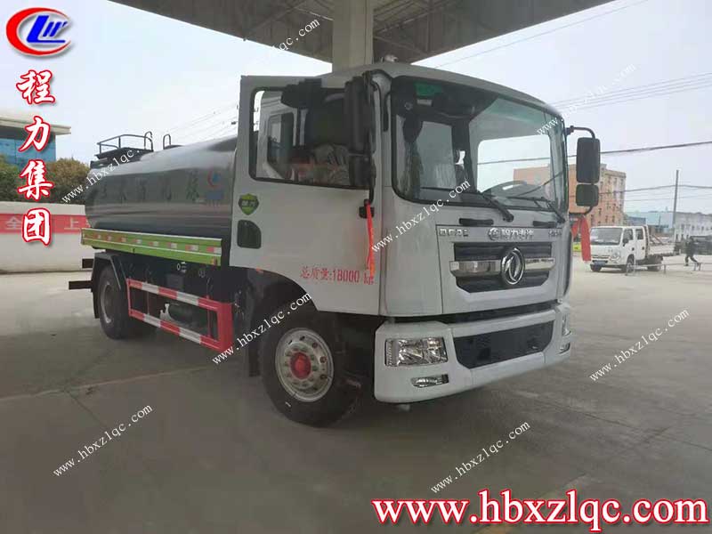 程力集團(tuán)東風(fēng)D9灑水車(chē)發(fā)車(chē)了，山東濰坊客戶夫妻倆開(kāi)上愛(ài)車(chē)回家啦