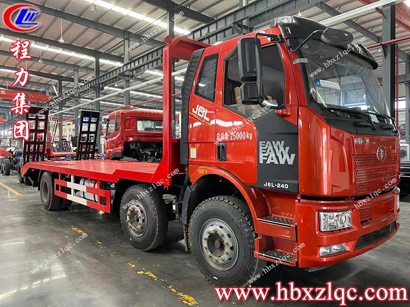 湖北程力解放J6小三軸平板運輸車，采用新型低平板設(shè)計，重心底，機械更穩(wěn)