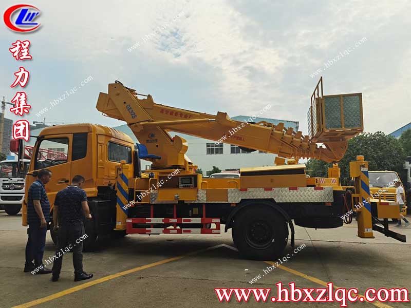 湖北程力新鮮出爐進口臂32米天錦直臂高空作業(yè)車，客戶正在驗車